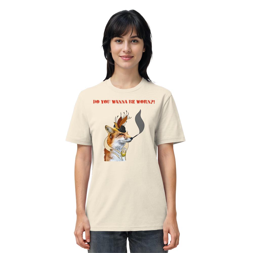 Frau trägt das Vegan und Bio Unisex Shirt: Mrs. Fox demonstriert gegen Pelz! mit illustriertem Fuchs im Federnhut und Pfeife, betont Tierrechte und nachhaltige Mode.