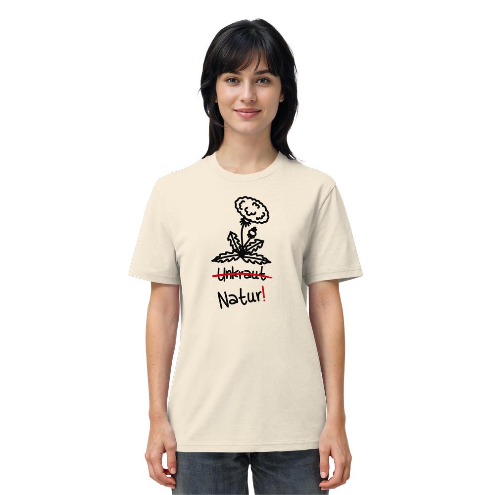 Junge Frau trägt das RUDE REBEL Vegan und Bio Unisex Shirt: Löwenzahn mit schwarzer Löwenzahnzeichnung und Text „Unkraut“ durchgestrichen, darunter „Natur!“ auf hellbeigem Hintergrund.