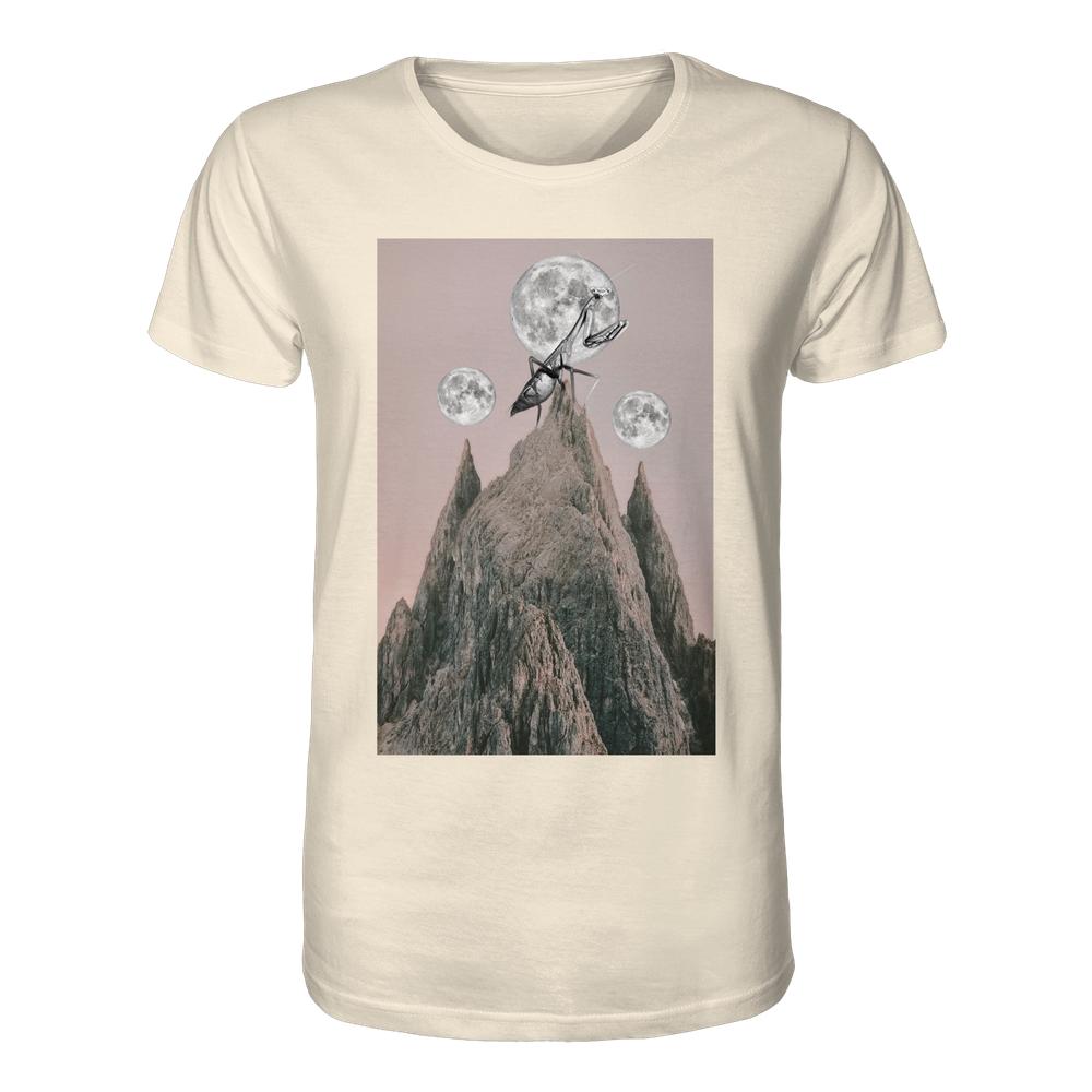 Vegan und Bio Unisex Shirt: Gottesanbeterin mit surrealem Grafikdruck, zeigt Bergspitze, rosa Himmel, drei Monde und riesige Ameise. Hergestellt aus 100 % Bio-Baumwolle.
