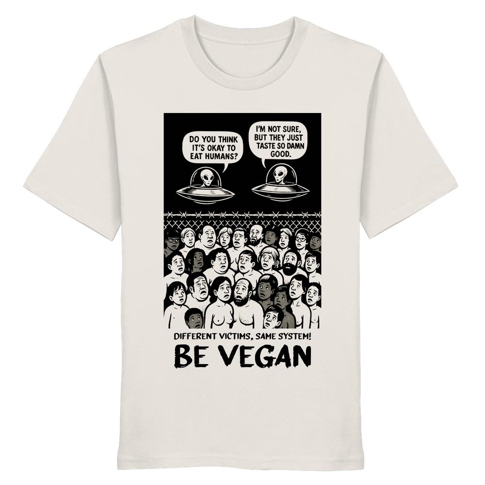 Vegan und Bio Unisex Shirt: Alien Invasion - BE VEGAN! zeigt Aliens über verängstigten Menschen mit dem Slogan „Different victims, same system! Be Vegan.“ auf cremefarbenem T-Shirt.