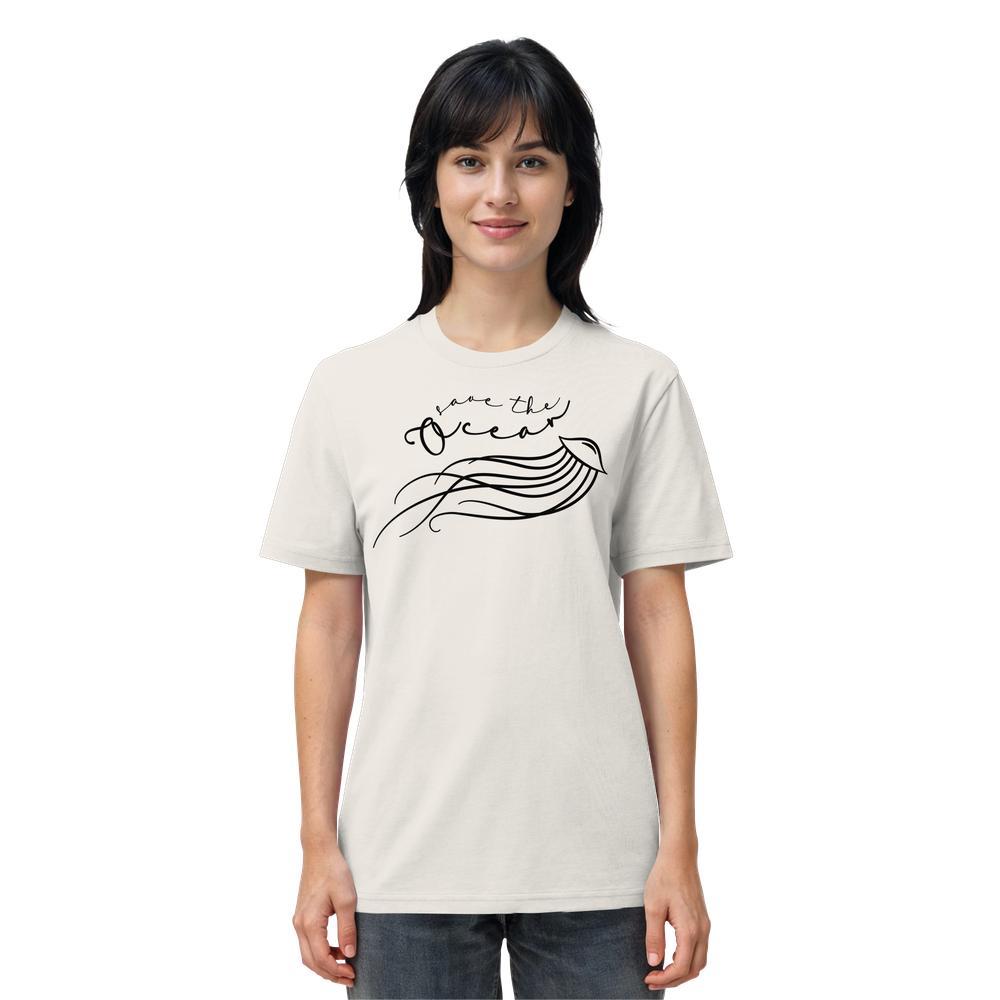 Frau trägt das Vegan und Bio Unisex Shirt: Jellyfish - Save the Ocean mit minimalistischem Quallendesign und Aufschrift, aus Bio-Baumwolle von RUDE REBEL.