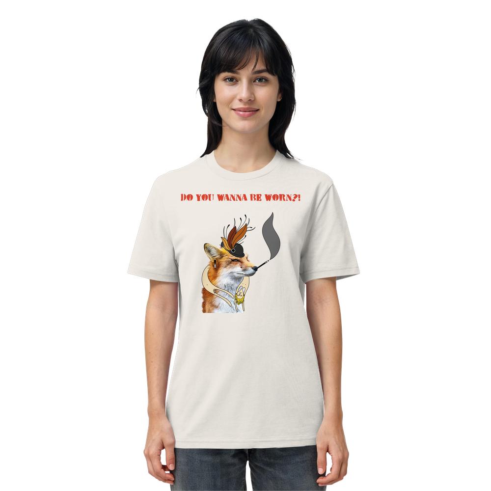 Modell trägt das Vegan und Bio Unisex Shirt: Mrs. Fox demonstriert gegen Pelz!, mit illustriertem Fuchs im Zylinder, Monokel und Pfeife, Text DO YOU WANNA BE WORN?!.