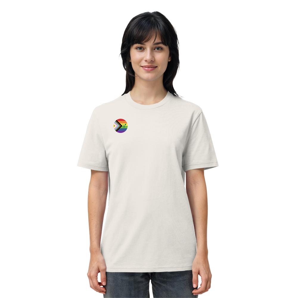 Junge Person trägt ein Vegan und Bio Unisex Shirt: LGBTQIA+ VEGAN, mit kleinem Pride-Emblem auf der Brust, aus Bio-Baumwolle, von RUDE REBEL.