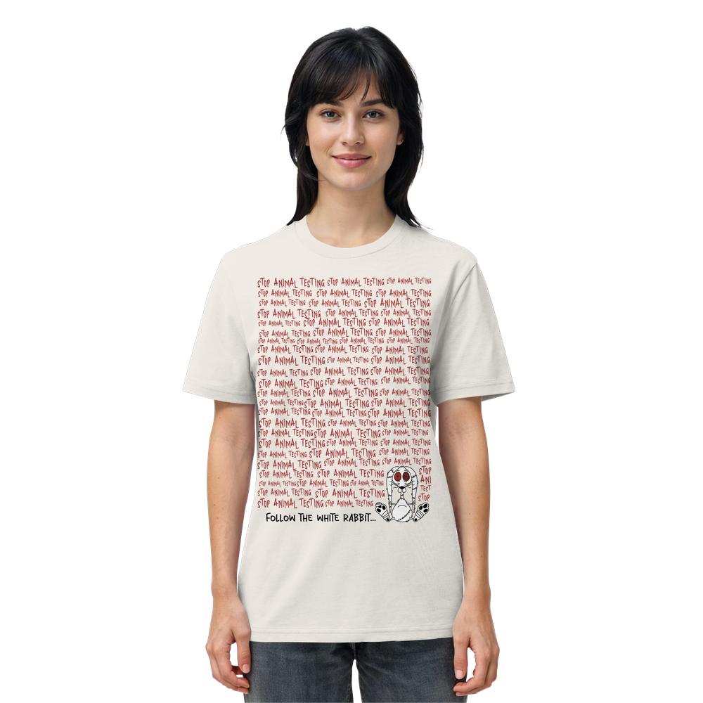 Modell trägt Vegan und Bio Unisex Shirt: Follow the white rabbit and stop animal testing! mit rotem Text und Cartoon-Hase, betont Tierrechte und Nachhaltigkeit.