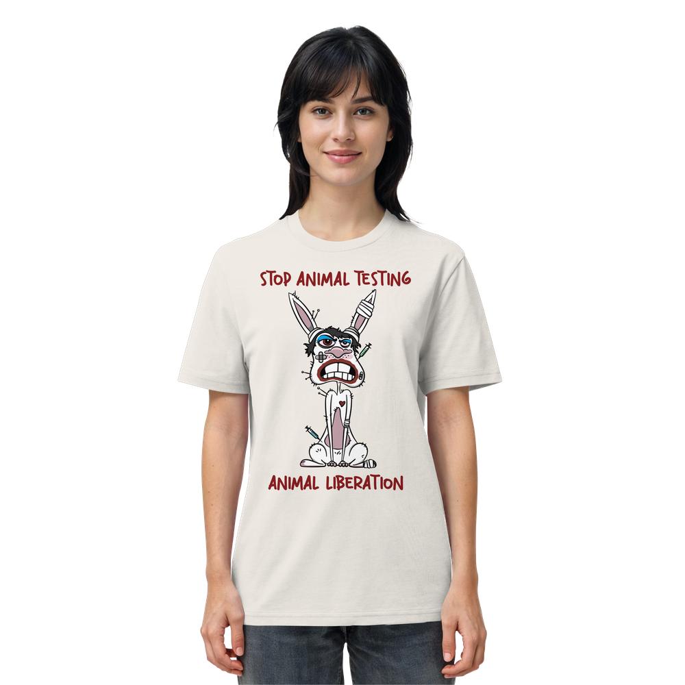 Frau trägt das Vegan und Bio Unisex Shirt: White rabbit - STOP ANIMAL TESTING! mit Cartoon-Häschen, das gegen Tierversuche protestiert. Aus Bio-Baumwolle, von RUDE REBEL.
