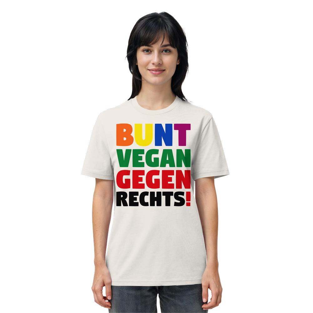 Person trägt ein T-Shirt mit dem Slogan BUNT VEGAN GEGEN RECHTS! in verschiedenen Farben, inspiriert von einer Demo gegen die AfD, aus Bio-Baumwolle.
