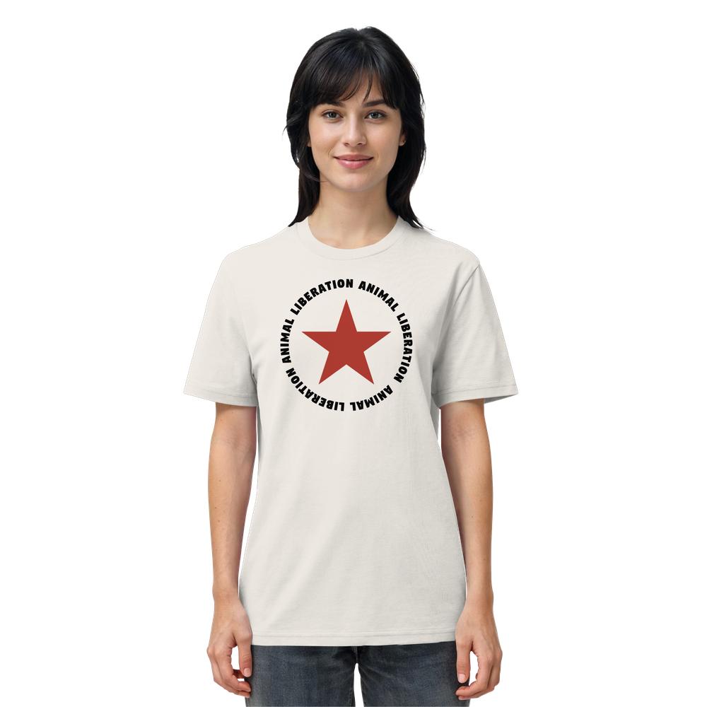 Frau trägt das vegane und biologische Unisex-Shirt Red Star and Animal Liberation mit auffälligem roten Stern und schwarzem Text auf der Vorderseite, von RUDE REBEL.
