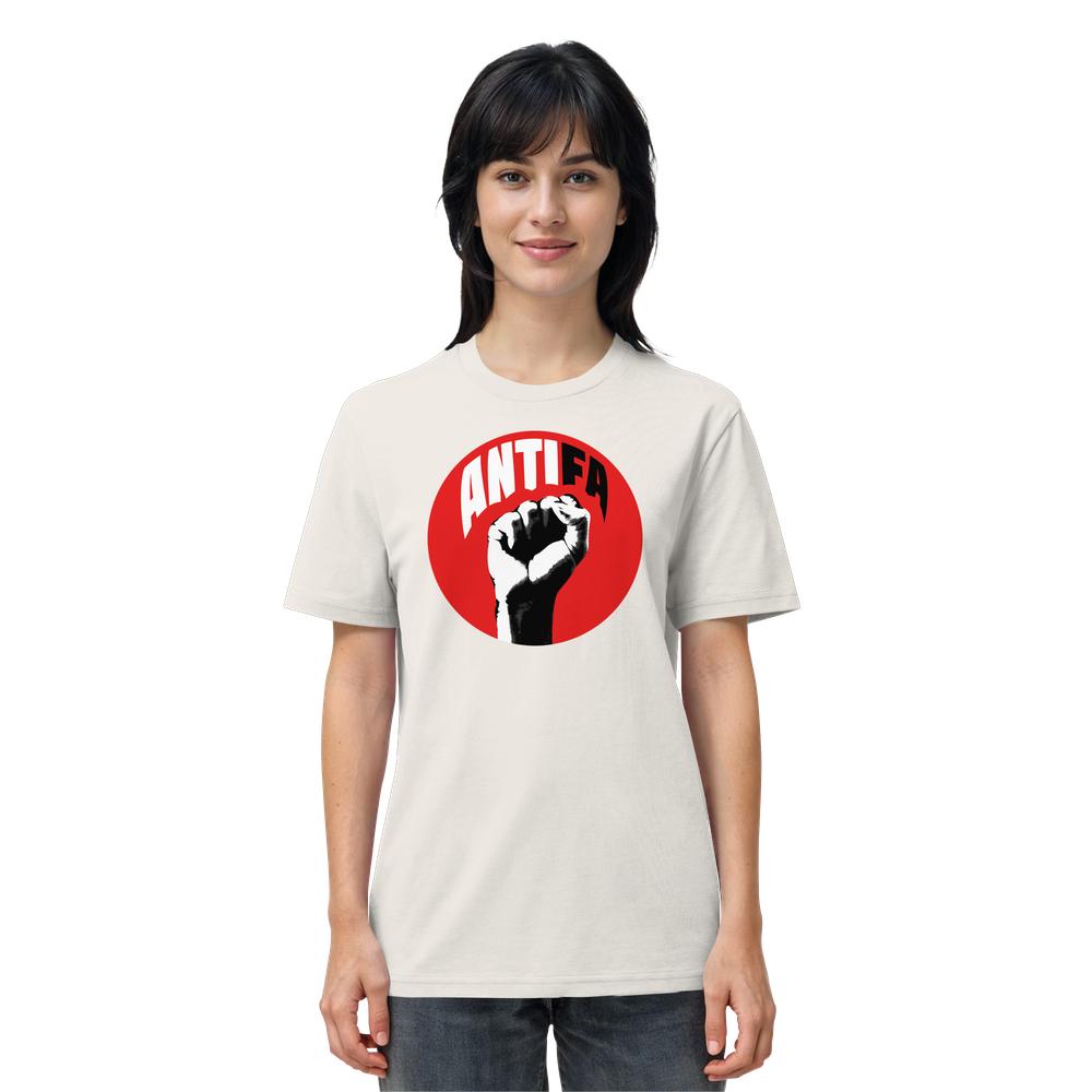 Person trägt ein Vegan und Bio Unisex Shirt: Antifa - Kampf gegen Rechts mit rotem Kreis und schwarzer erhobener Faust, symbolisierend den Widerstand gegen Faschismus.