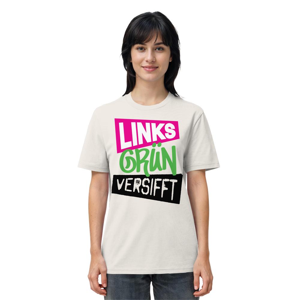 Person trägt ein Vegan und Bio Unisex Shirt: Wir sind Links Grün versifft! mit dreizeiligem Slogan in kräftigen Farben, auf weißem Hintergrund.