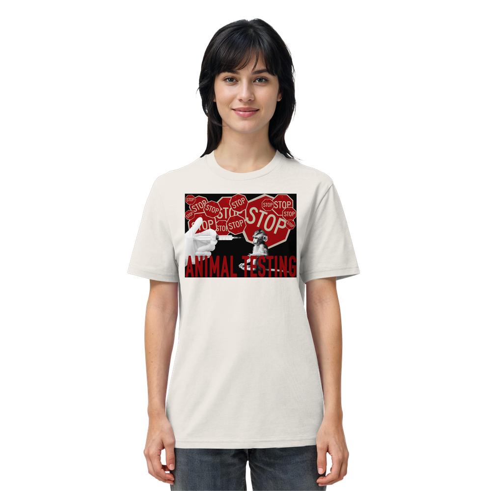 Frau trägt das Vegan und Bio Unisex Shirt: STOP ANIMAL TESTING! mit auffälligem Anti-Tierversuchs-Design, das eine Spritze und Stoppschilder zeigt.