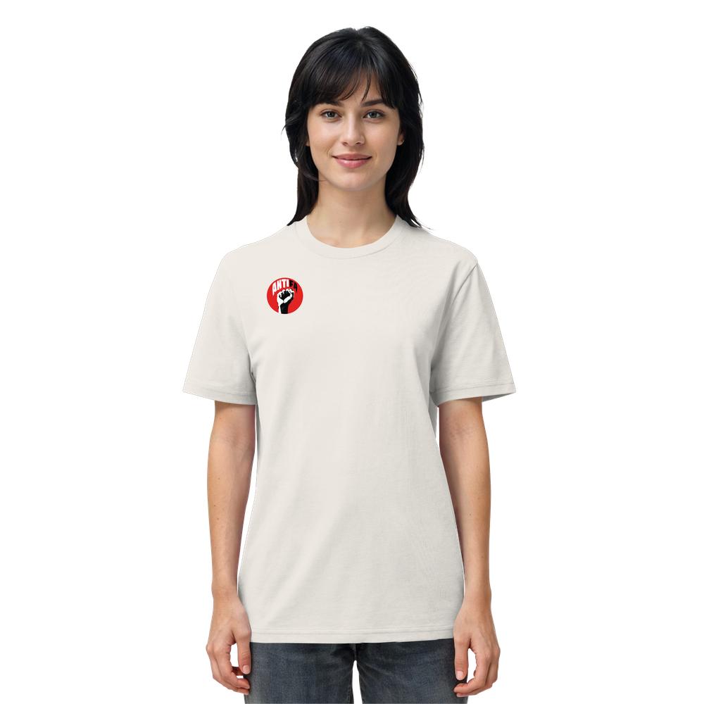 Frau trägt das Vegan und Bio Unisex Shirt: Antifa - Gemeinsam gegen Rechts mit kleinem Antifa-Emblem, aus Bio-Baumwolle, symbolisiert Widerstand gegen Faschismus.