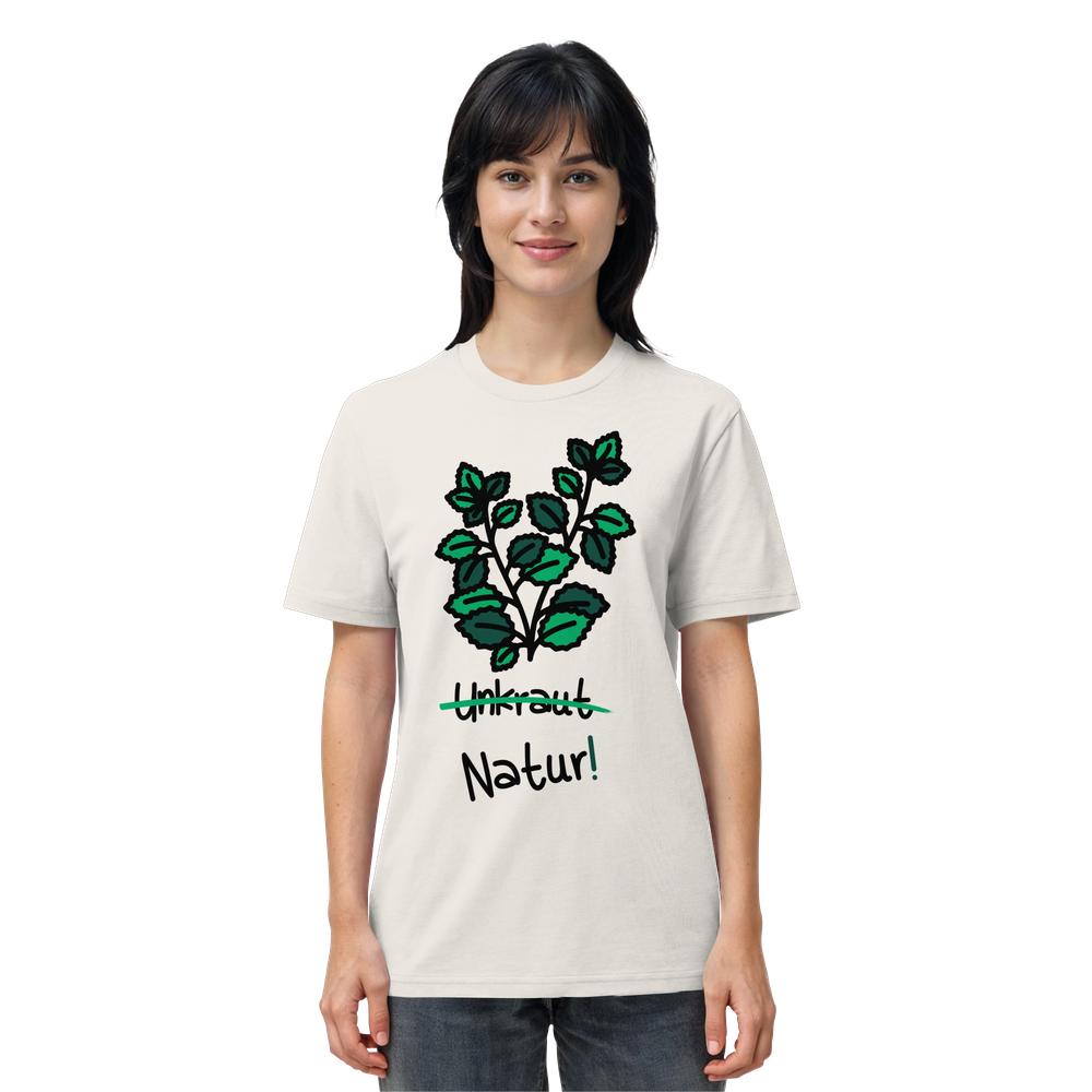 Person trägt ein Vegan und Bio Unisex Shirt: Brennnessel - Naturschutz mit grünem Pflanzenmotiv und durchgestrichenem Unkraut, darunter Natur! in Schwarz, aus Bio-Baumwolle.