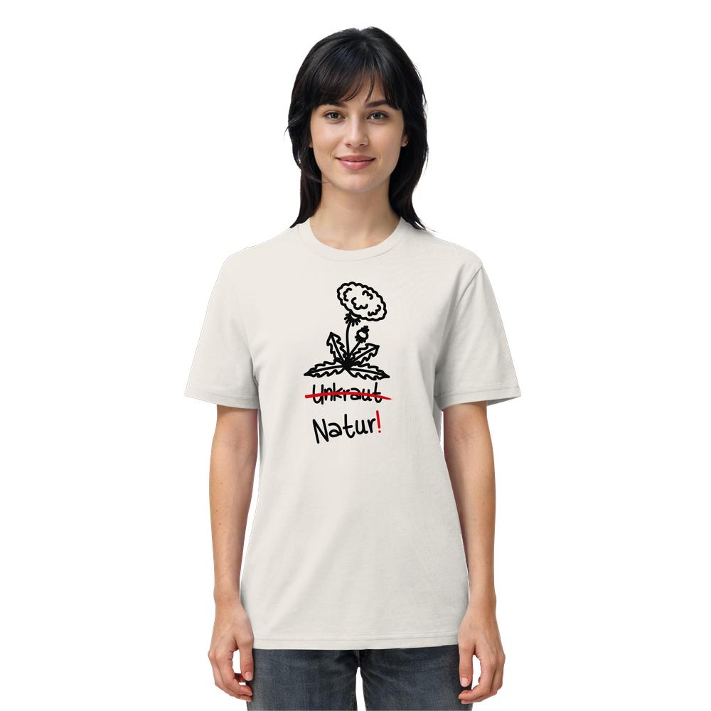 Person trägt ein Vegan und Bio Unisex Shirt: Löwenzahn mit Löwenzahn-Illustration, Unkraut rot durchgestrichen, darunter Natur! in schwarzer Schrift. Nachhaltiges Design von RUDE REBEL.