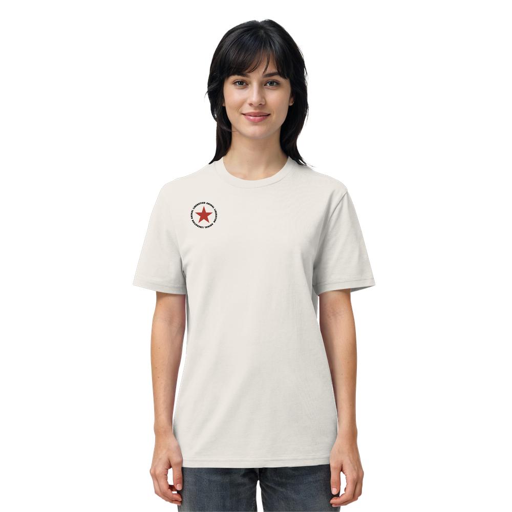 Model trägt das Vegan und Bio Unisex Shirt: Red Star - Animal Liberation mit rotem Sternemblem auf der Brust. Hergestellt aus 100 % Bio-Baumwolle.