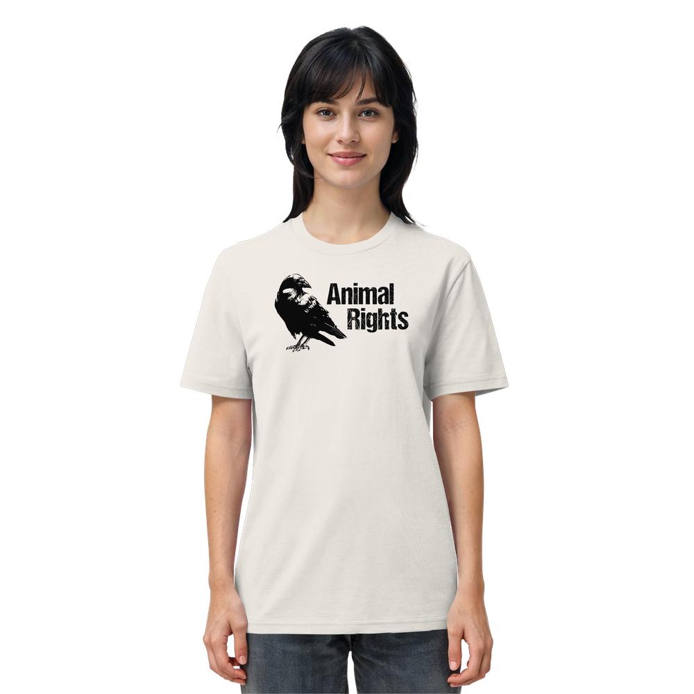 Person trägt das Vegan und Bio Unisex Shirt: Raven - Animal Rights mit schwarzem Vogeldruck und Schriftzug auf hellen Hintergrund; Tierschutz-Botschaft betont.