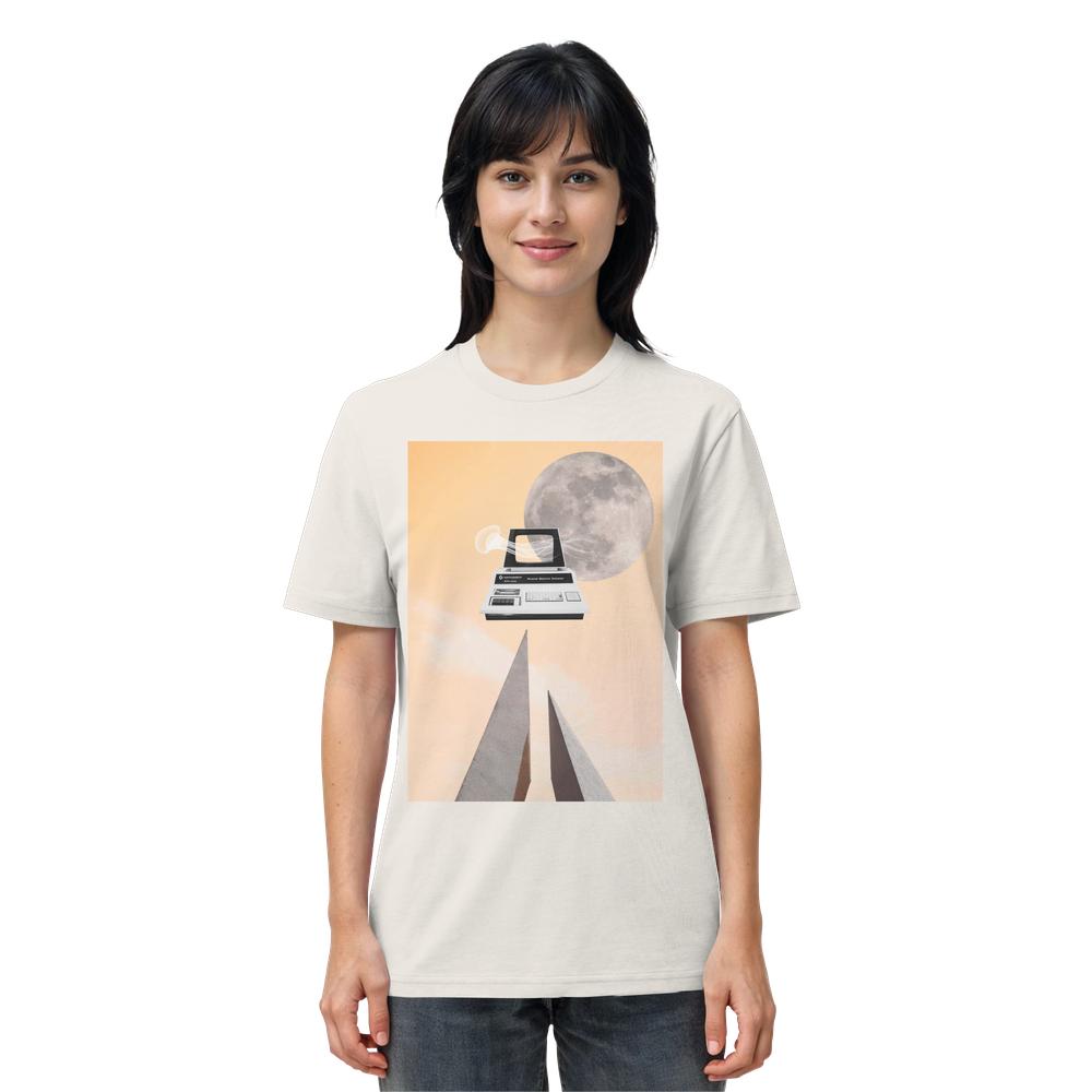 Model trägt ein Vegan und Bio Unisex Shirt: Retro Nerd mit retro Computerterminal und Mond-Design, aus nachhaltiger Biobaumwolle von RUDE REBEL.