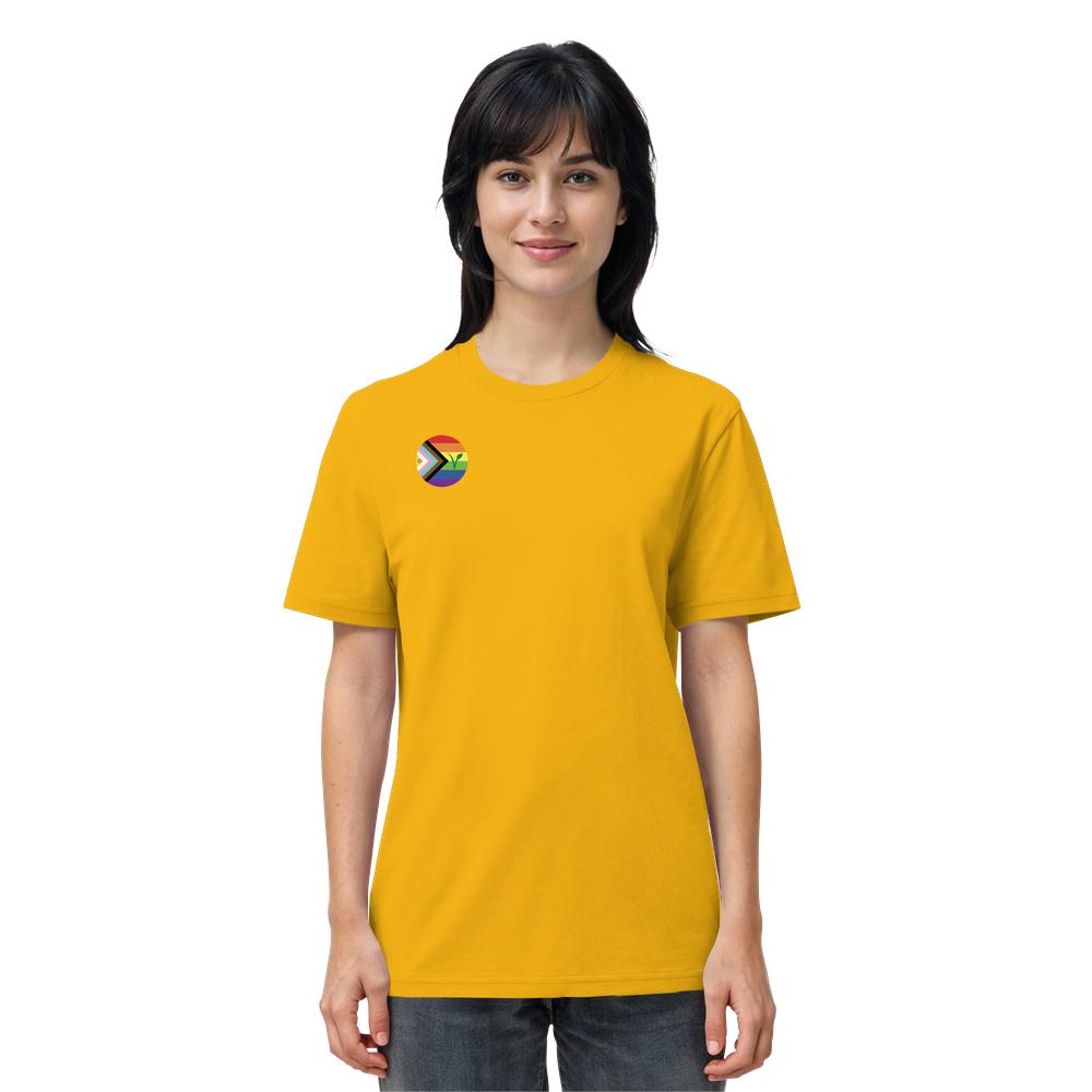Person trägt gelbes T-Shirt mit progressiver LGBTQIA+ VEGAN-Flagge auf der Brust, aus 100% Bio-Baumwolle, von RUDE REBEL, normaler Schnitt.