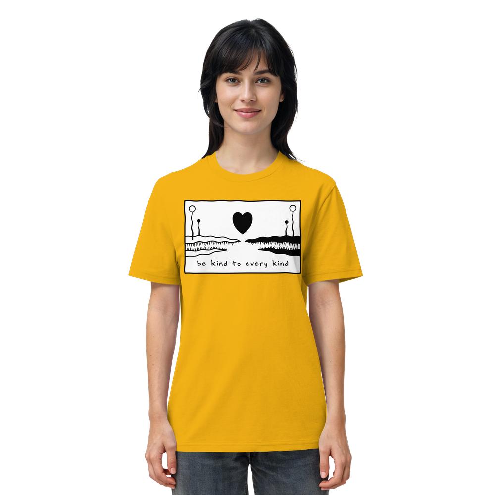 Person trägt ein mustardgelbes 'Vegan und Bio Unisex Shirt: Be kind to every kind' mit schwarzem Grafikdesign und Slogan, aus Bio-Baumwolle von RUDE REBEL.