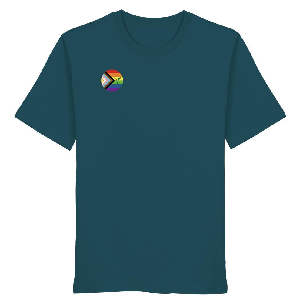 Unisex-Shirt in Bio-Baumwolle in Teal-Grün mit kleinem Progress Pride-Emblem und erweitertem Veganismus-V, entworfen von RUDE REBEL für nachhaltigen und rebellischen Stil.