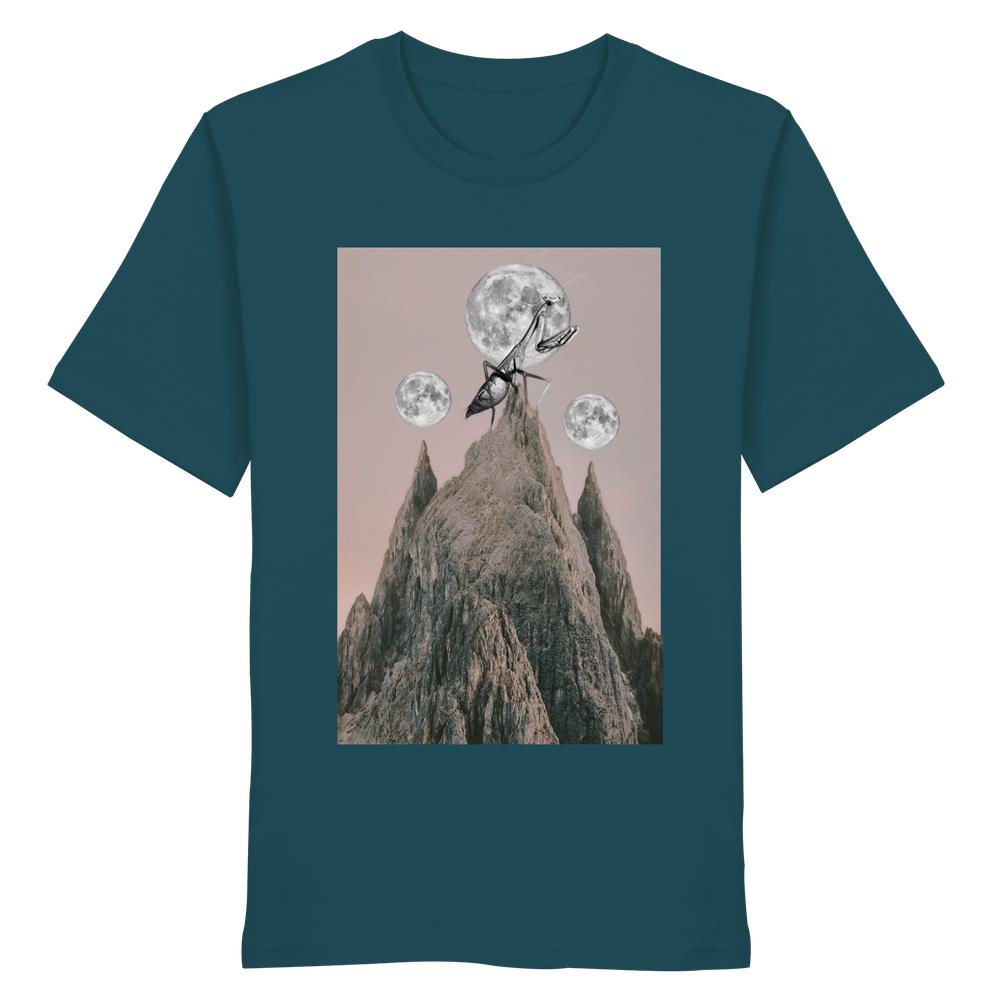 Vegan und Bio Unisex Shirt: Gottesanbeterin mit Berg- und Mondmotiv, symbolisiert Tierrechte und Nachhaltigkeit, aus 100 % Bio-Baumwolle, normale Passform.