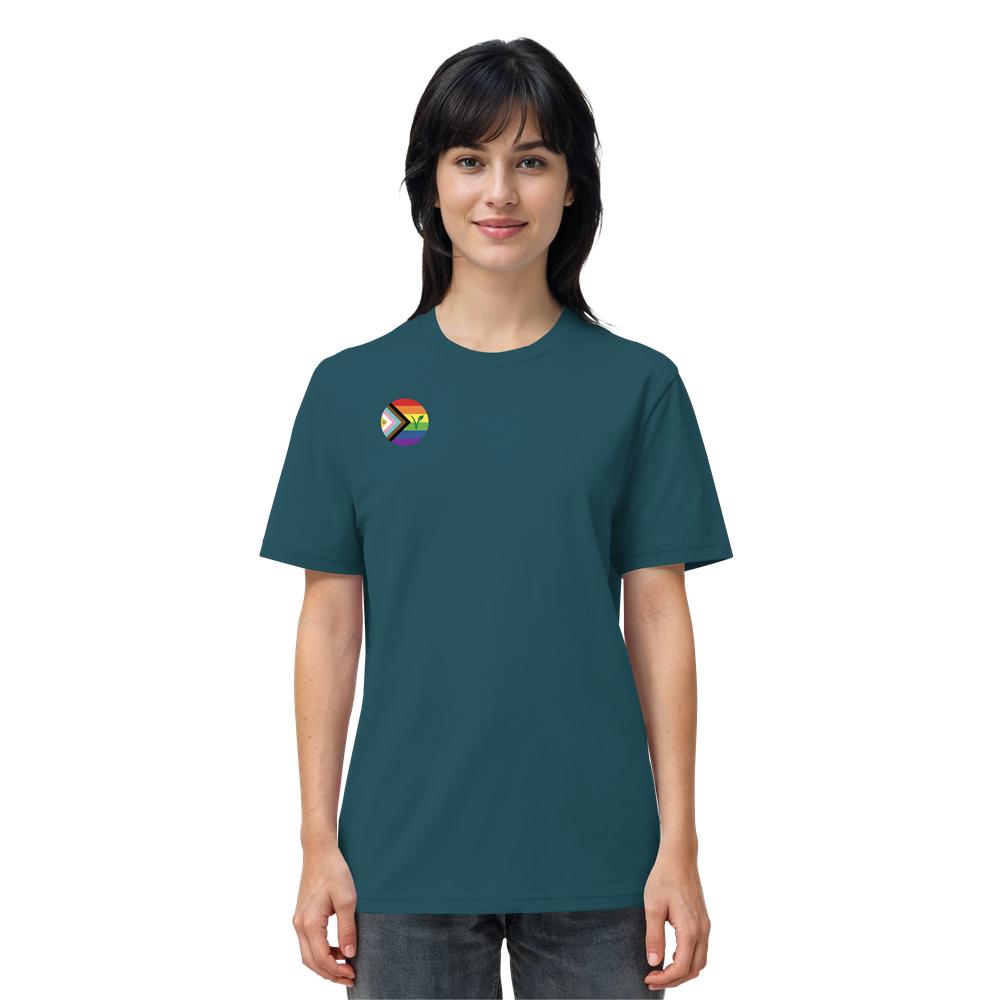 Person trägt ein unisex Bio-Shirt in Teal mit LGBTQIA+ VEGAN-Logo auf der Brust, verkörpert vegane und nachhaltige Ethik von RUDE REBEL.