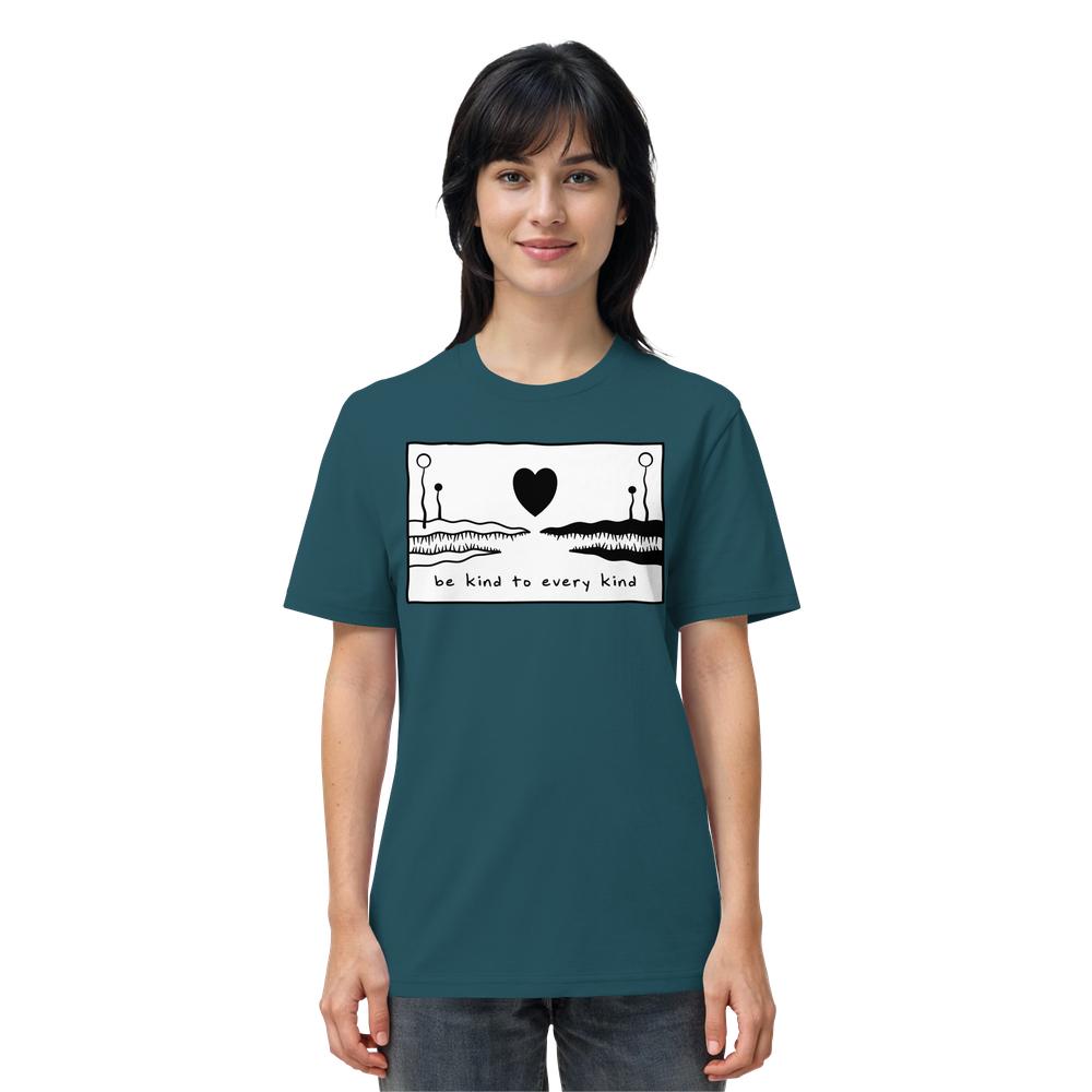 Person trägt Vegan und Bio Unisex Shirt: Be kind to every kind mit schwarzem Herz und Landschaften, aus 100 % Bio-Baumwolle, normaler Schnitt, von RUDE REBEL.