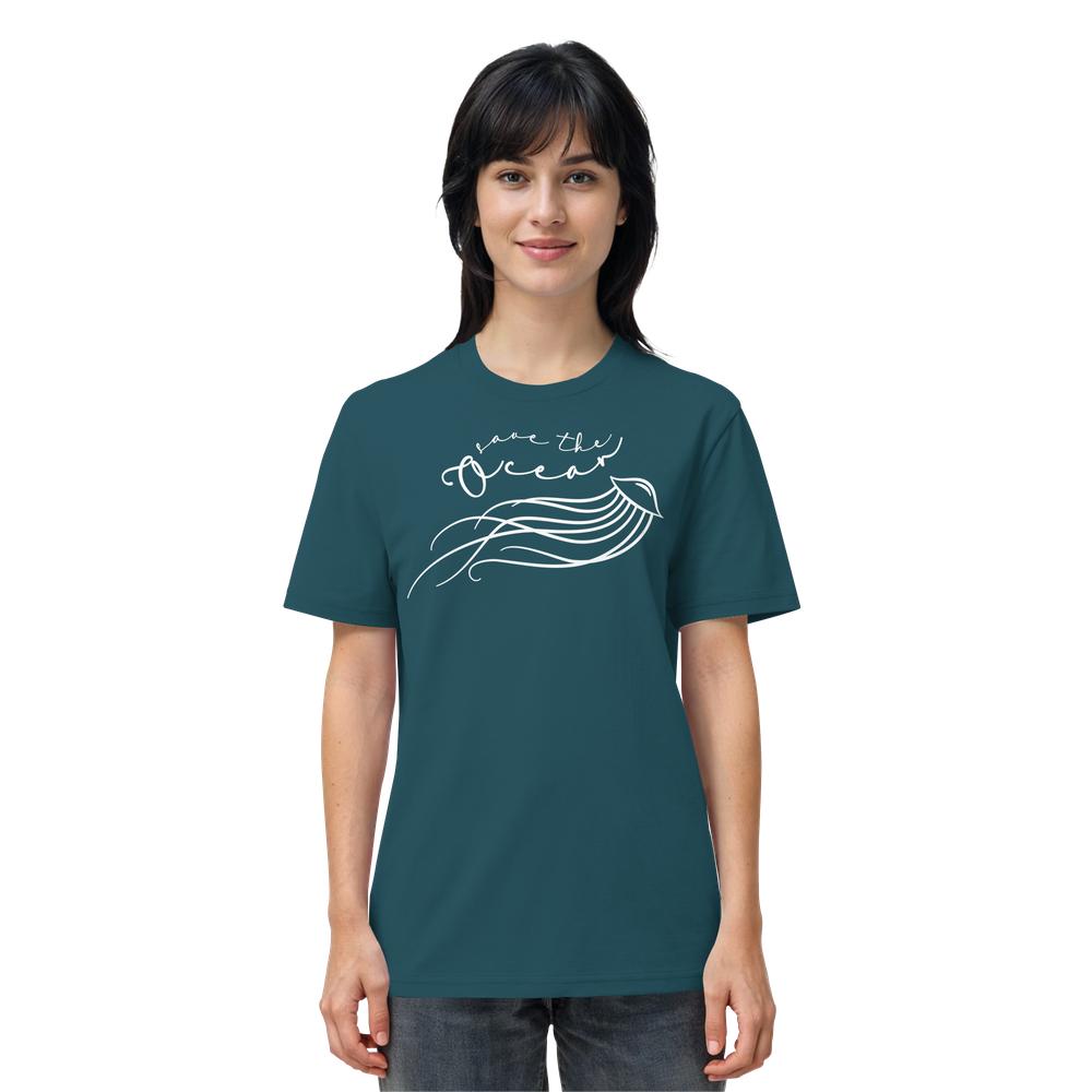 Junge Frau trägt das Vegan und Bio Unisex Shirt: Jellyfish - Save the Ocean mit einem handgezeichneten Walflossen-Motiv und dem Schriftzug save the ocean.
