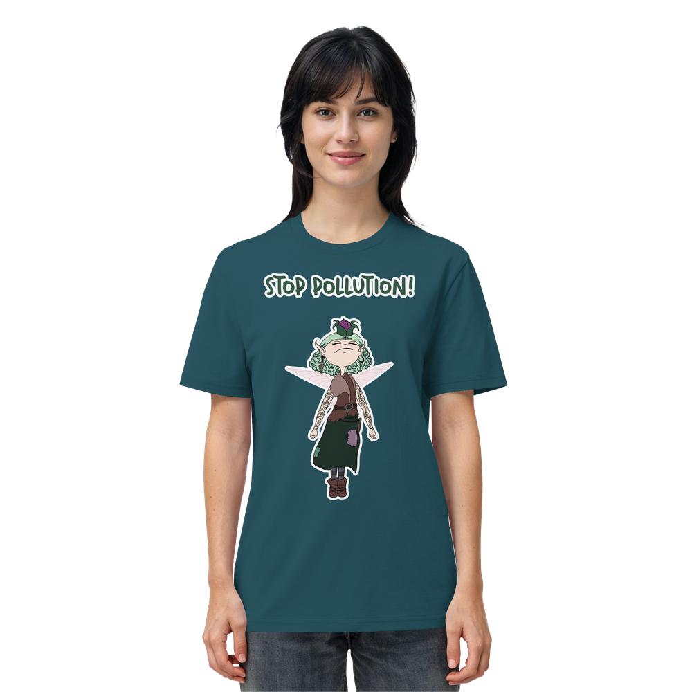 Modell trägt das Vegan und Bio Unisex Shirt: STOP POLLUTION! - Krawall Fee mit Cartoon-Fee, grünen Haaren, Tattoos und dem Slogan STOP POLLUTION!.