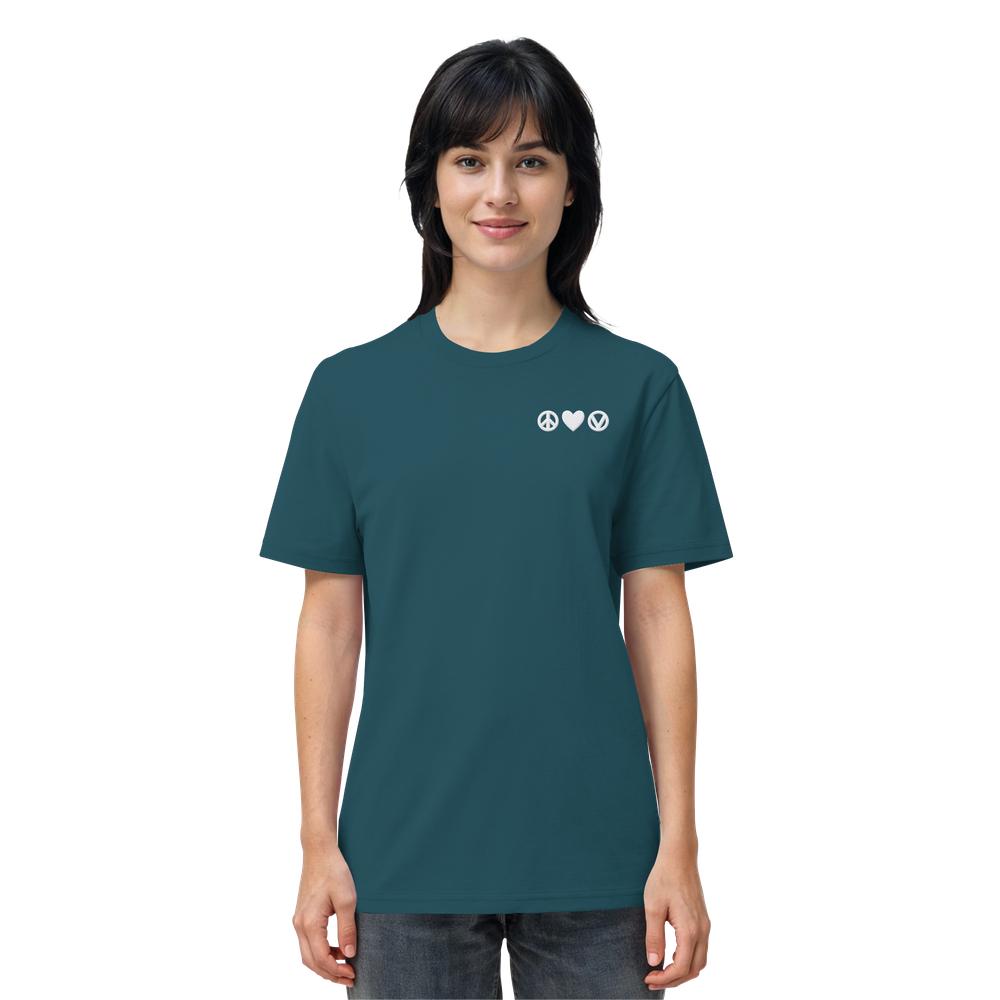 Modell trägt das Vegan und Bio Unisex Shirt bestickt: Peace - Love - Veganism, dunkelgrün, mit drei weißen Symbolen auf der Brust, aus 100% Bio-Baumwolle.