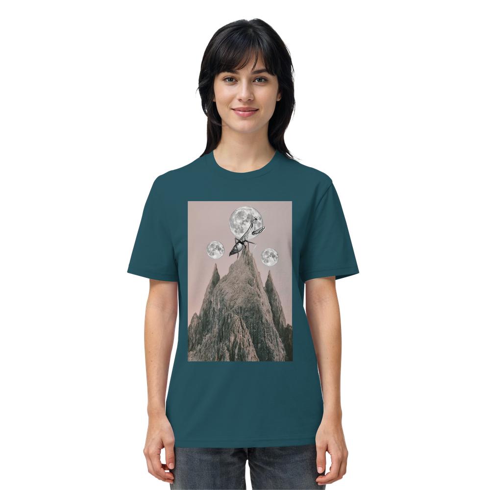 Vegan und Bio Unisex Shirt: Gottesanbeterin, zeigt surrealen Druck mit Berggipfel, drei Monden und riesiger Ameise. Modell trägt das nachhaltige Baumwollshirt von RUDE REBEL.