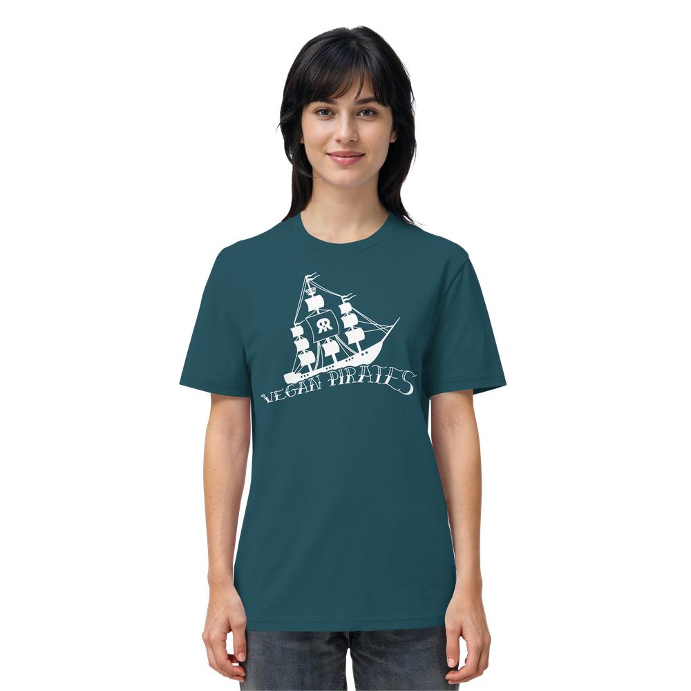 Person trägt ein teal-farbenes T-Shirt mit weißem Piratenschiff und Aufschrift „Vegan Pirates“. Hergestellt aus Bio-Baumwolle, normale Passform, von RUDE REBEL.