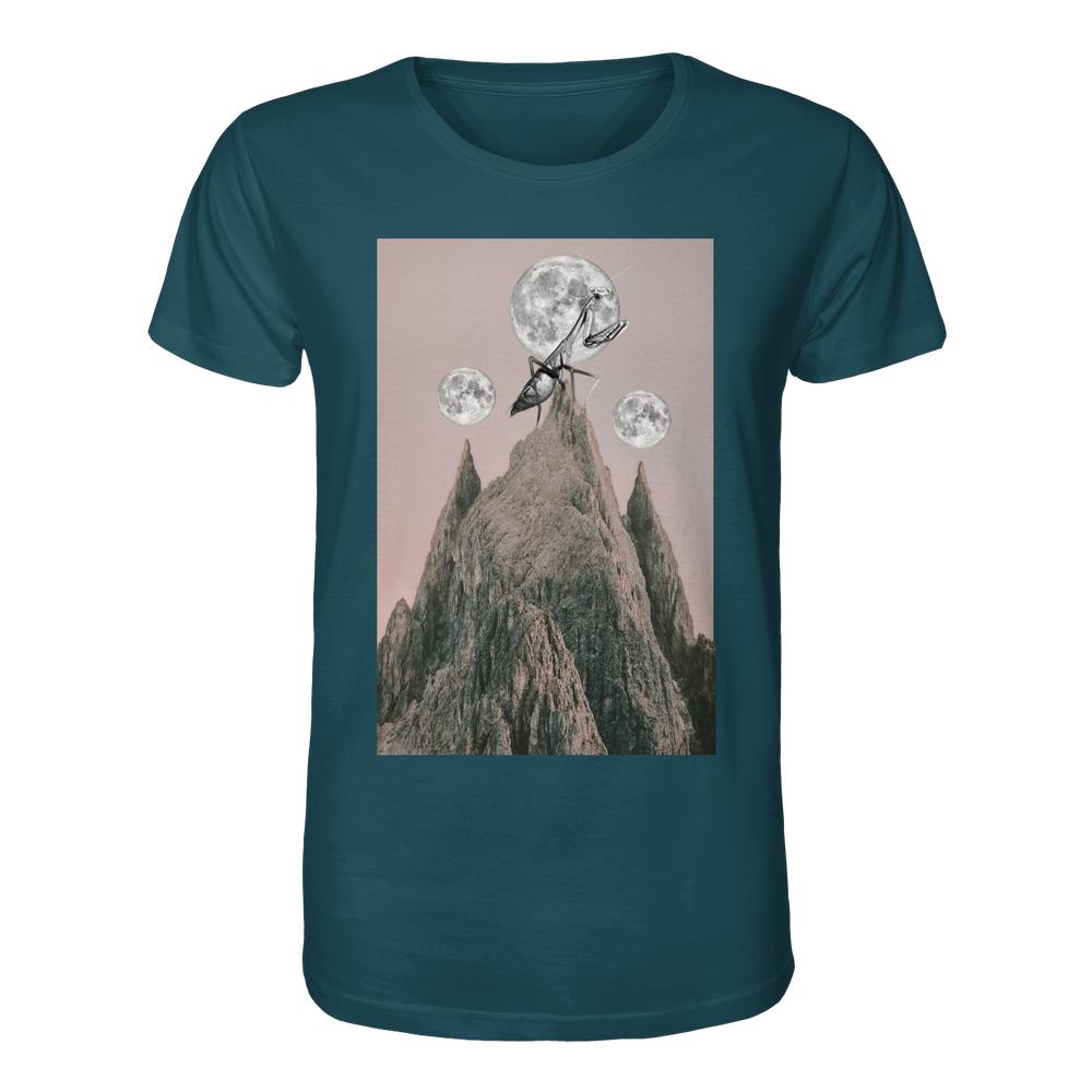 Vegan und Bio Unisex Shirt: Gottesanbeterin mit surrealem Grafikdruck zeigt einen Berggipfel, überdimensionales Insekt und drei Monde, aus 100% Bio-Baumwolle.