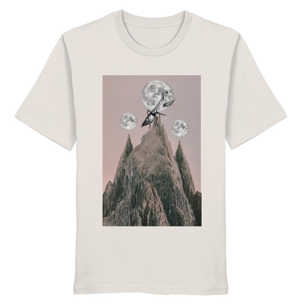 Vegan und Bio Unisex Shirt: Gottesanbeterin mit surrealem Bergmotiv, übergroßem Insekt und drei Monden, verkörpert Tierschutz und Nachhaltigkeit auf 100% Bio-Baumwolle.