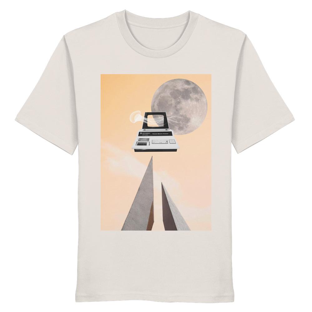 Weißes Bio-T-Shirt mit surrealem Retro-Collage-Design: Computerterminal, Lichtwispel, Betonspitzen, Vollmond; für Retro-Nerds und Gamer, symbolisiert Natur über Technik.