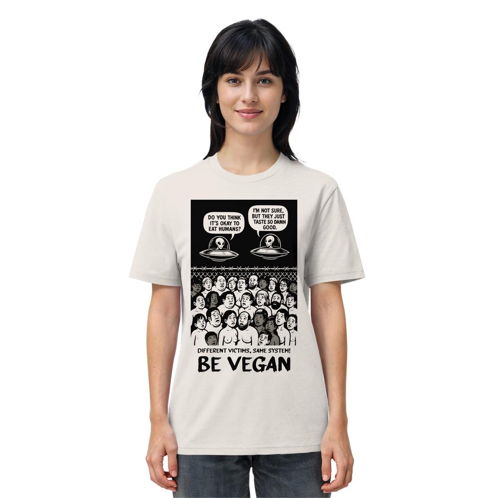 Vegan und Bio Unisex Shirt: Alien Invasion - BE VEGAN! zeigt eine Grafik mit Aliens, die Menschen als Nahrung betrachten, und den Slogan „Different victims, same system! BE VEGAN“.
