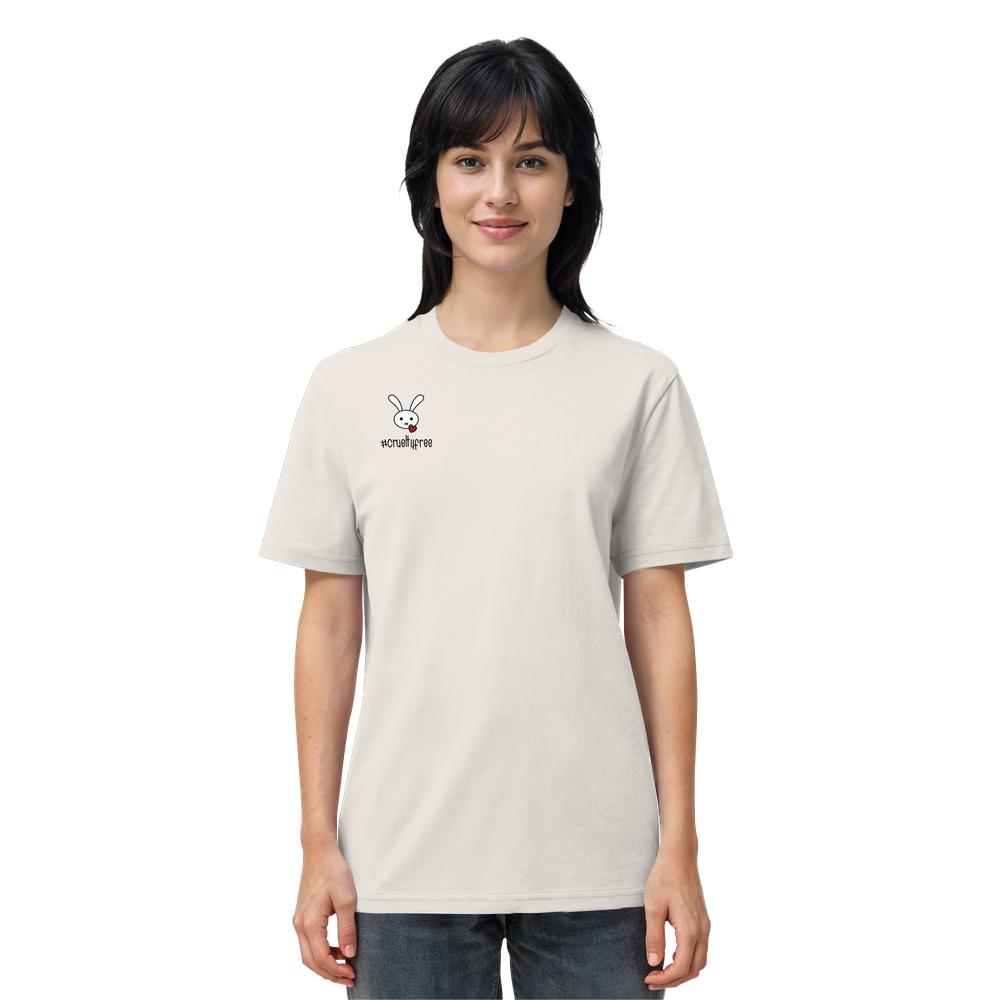 Person trägt das Vegan und Bio Unisex Shirt: Crueltyfree Bunny mit kleinem Cartoon-Hasenmotiv und crueltyfree-Hashtag auf der linken Brust, aus 100 % Bio-Baumwolle.