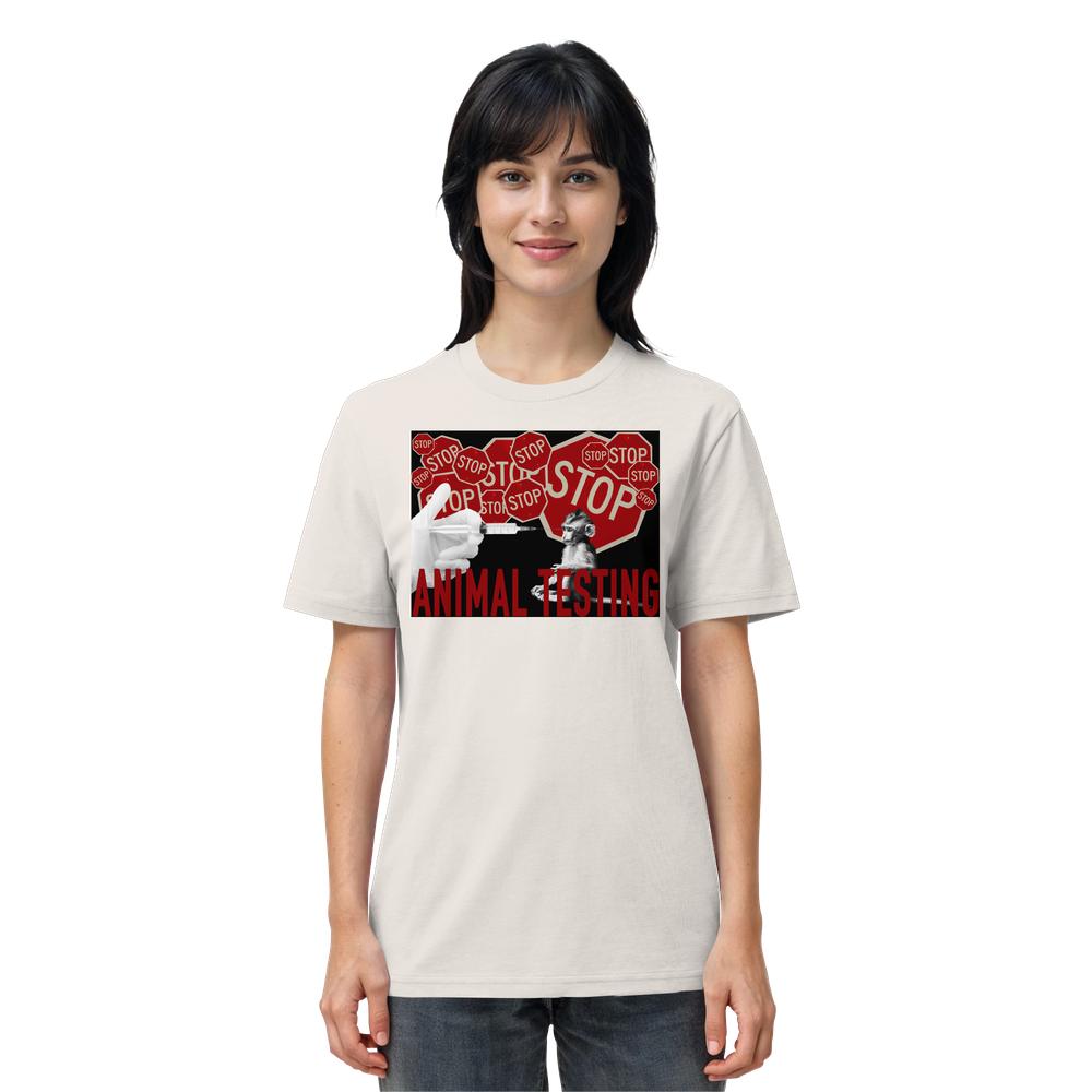 Frau trägt Vegan und Bio Unisex Shirt: STOP ANIMAL TESTING! mit klarem Protestdesign gegen Tierversuche, aus 100% Bio-Baumwolle von RUDE REBEL.