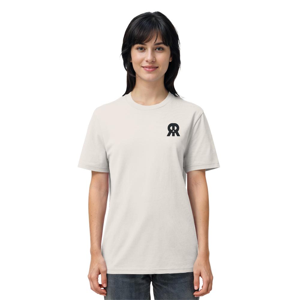 Junge Frau trägt ein veganes, bio Unisex Shirt mit RUDE REBEL Skull Stickerei und kleinem Logo, ideal für nachhaltige Mode.