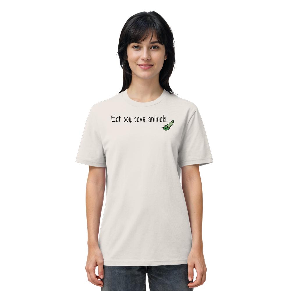 Frau trägt das Vegan und Bio Unisex Shirt: Veganism - Eat soy, save animals. mit Sojaslogan und Sojabohnen-Illustration, aus 100 % Bio-Baumwolle, normale Passform.