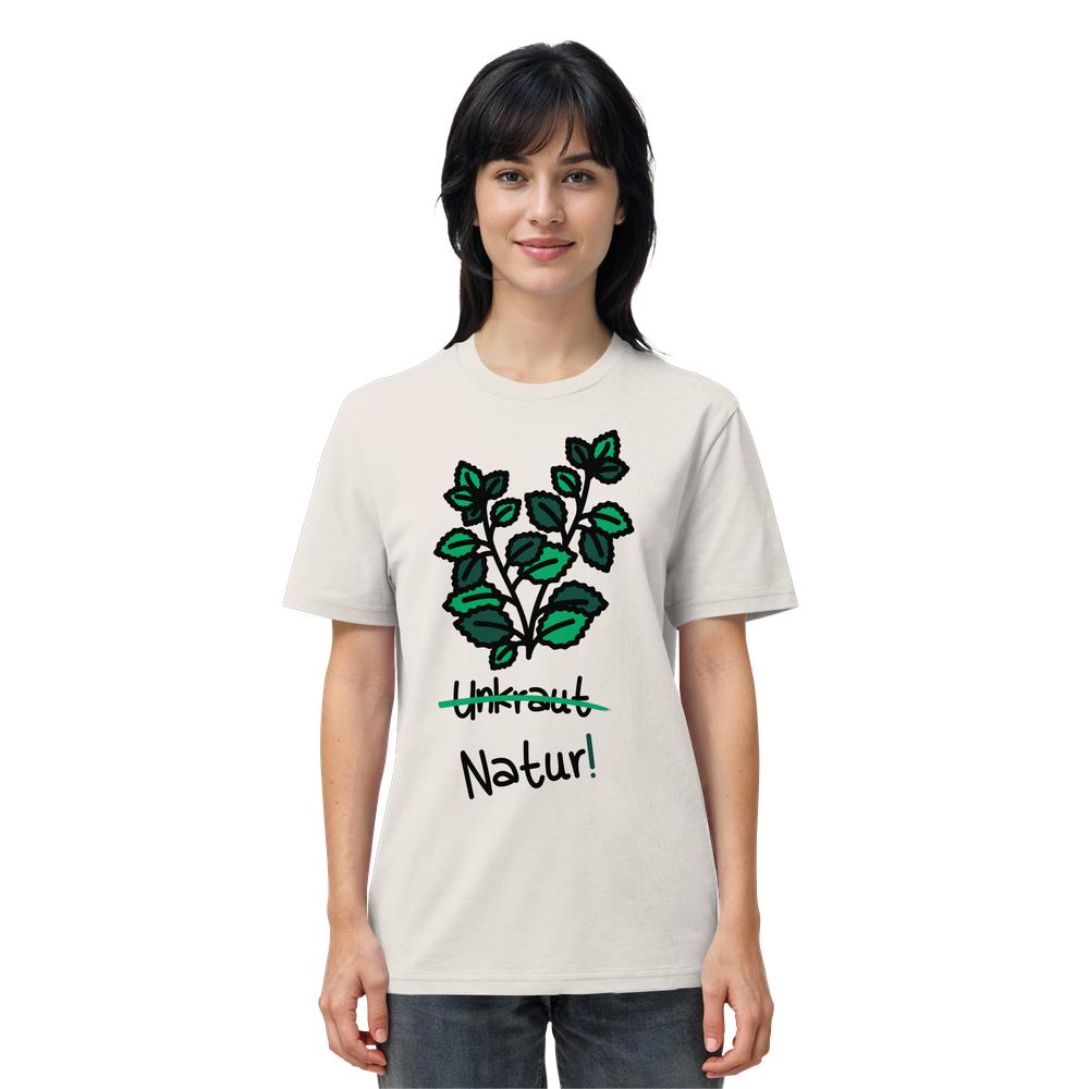 Person trägt ein veganes Bio-Unisex-Shirt mit Brennnessel-Design; Unkraut ist durchgestrichen, darunter steht Natur!. Hergestellt aus 100% Bio-Baumwolle, normale Passform.