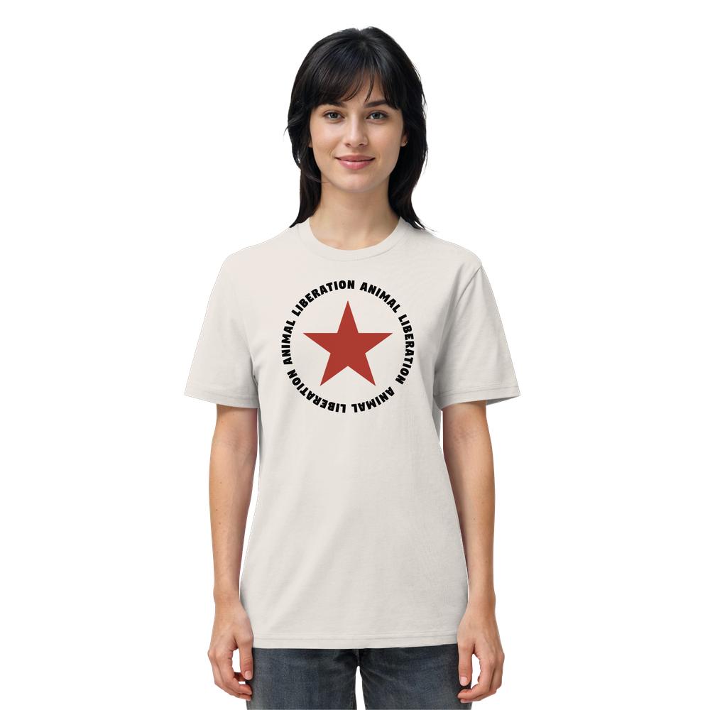 Frau trägt ein Vegan und Bio Unisex Shirt: Red Star and Animal Liberation aus Bio-Baumwolle, mit rotem Stern und Botschaft ANIMAL LIBERATION im Kreis.