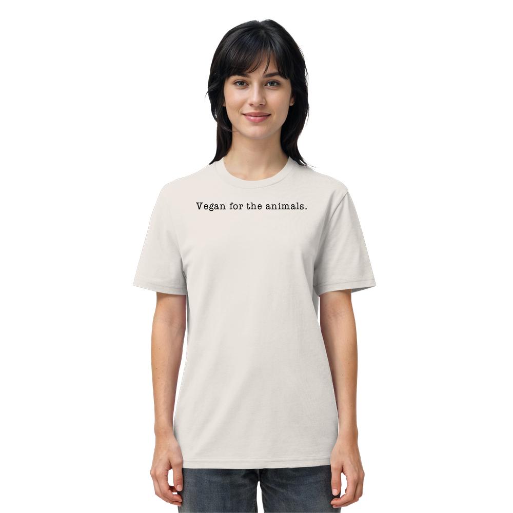 Frau im hellen T-Shirt mit Aufdruck Vegan for the animals, repräsentiert RUDE REBELs vegane, nachhaltige Mode aus 100% Bio-Baumwolle.