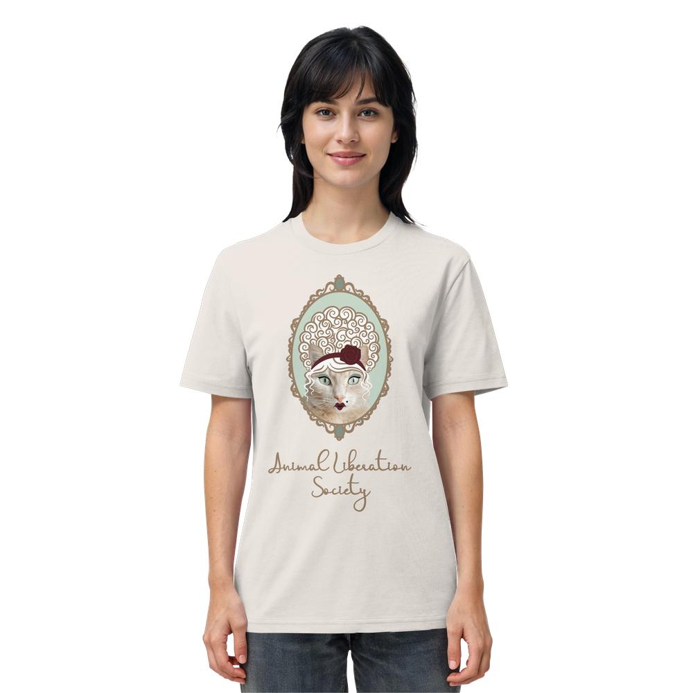 Frau trägt das Vegan und Bio Unisex Shirt: Miss Cat - Animal Liberation Society mit Katzenmotiv und Schriftzug, verkörpert RUDE REBELs vegane und nachhaltige Ethik.