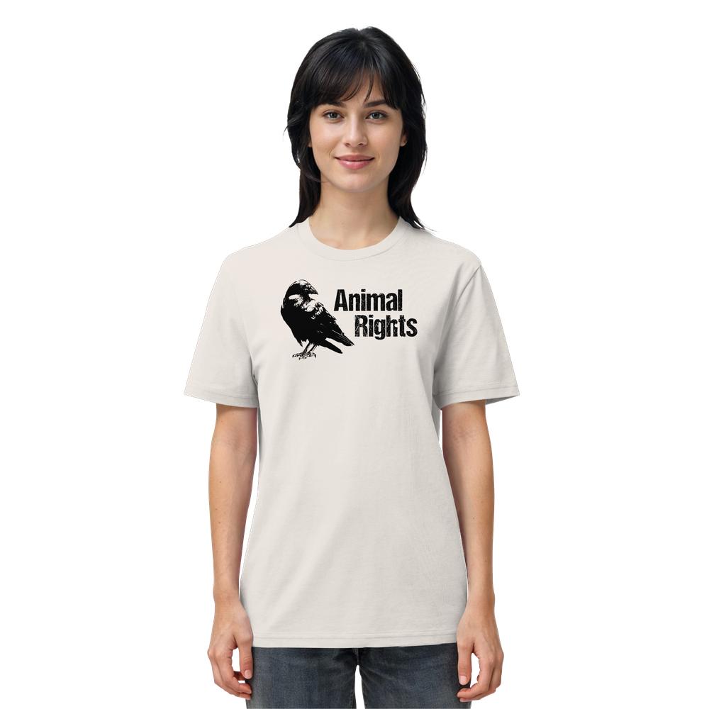 Person trägt das Vegan und Bio Unisex Shirt: Raven - Animal Rights mit stilisiertem Vogelmotiv und Schriftzug, repräsentiert Tierschutz und nachhaltige Mode von RUDE REBEL.