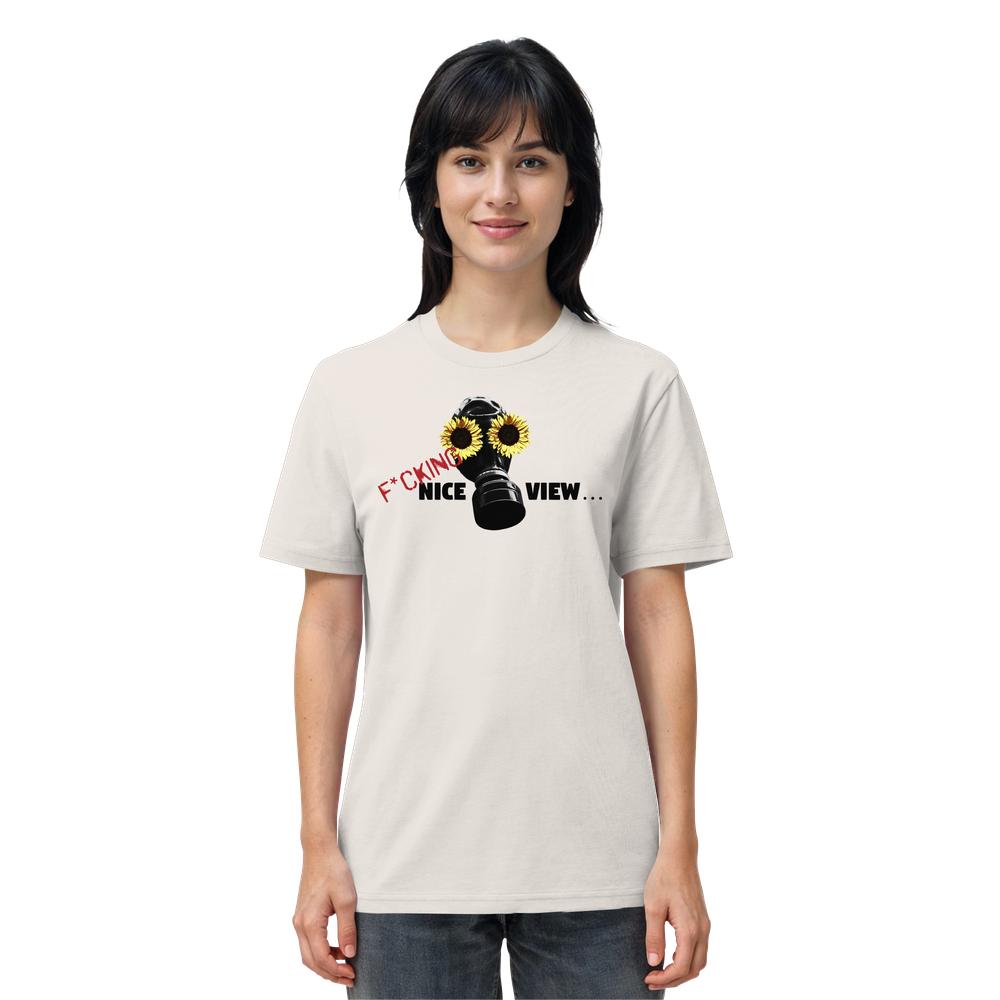 Person trägt ein helles T-Shirt mit Grafik eines stilisierten Gasmaskens und Sonnenblumen, dazu der Text F*CKING und NICE VIEW.... Produkt: Vegan und Bio Unisex Shirt: Sunflower Mask.