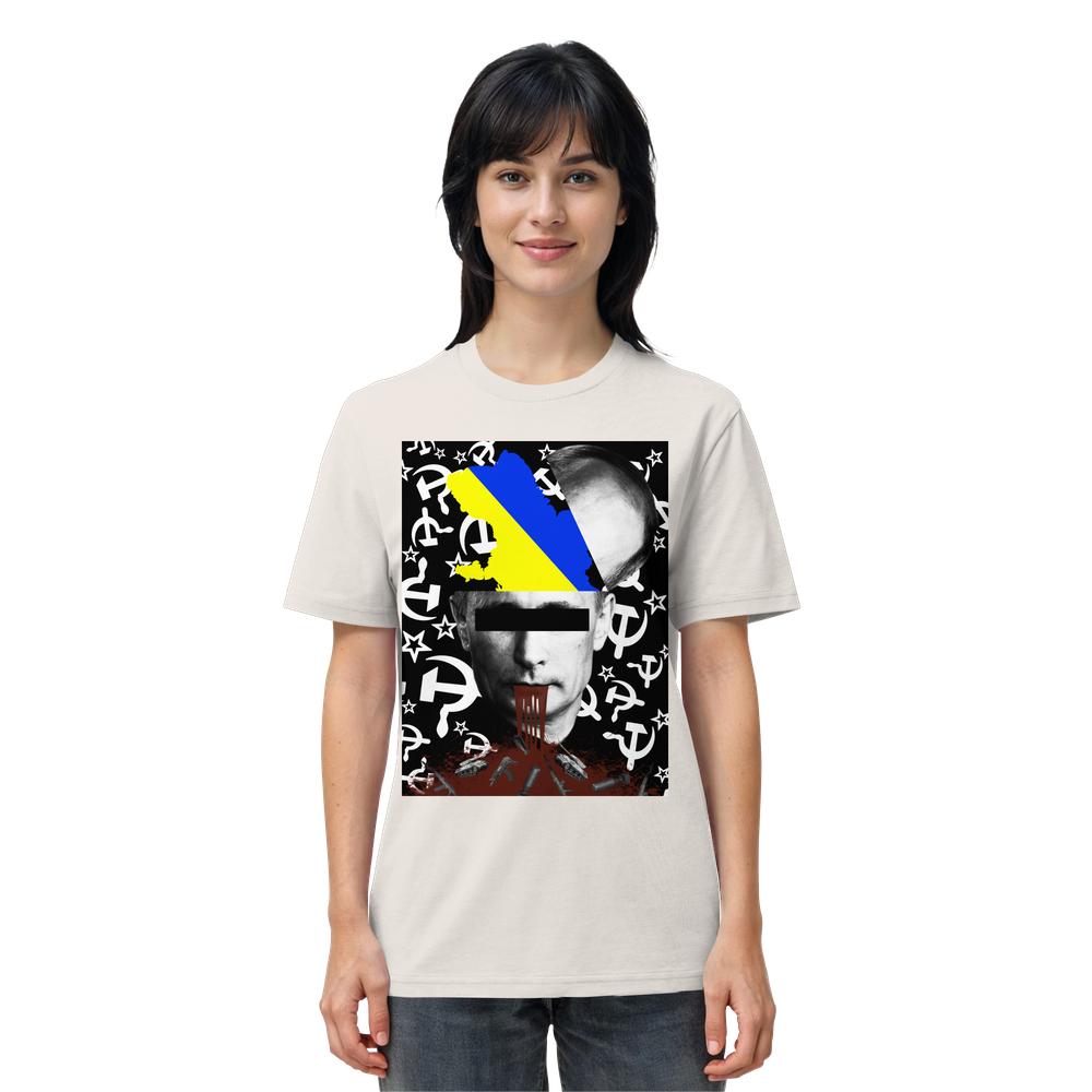 Person trägt ein Vegan und Bio Unisex Shirt: STOP WAR IN UKRAINE! mit stilisierter Putin-Karikatur, blutroten Details und ukrainischen Farben, betont gegen Krieg.