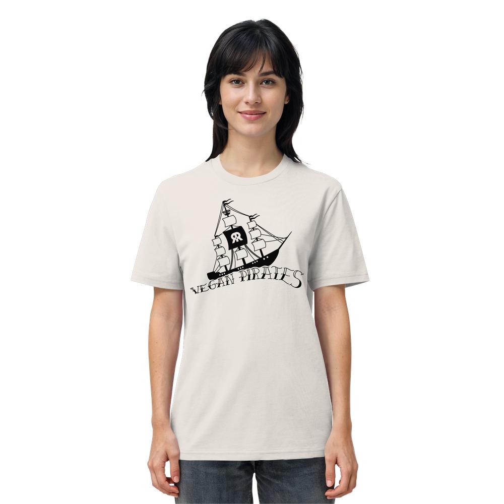 Person trägt ein helles T-Shirt mit schwarzem Silhouetten-Segelboot und „VEGAN PIRATES“-Schriftzug, passend zur rebellischen, nachhaltigen RUDE REBEL-Marke, aus 100% Bio-Baumwolle.