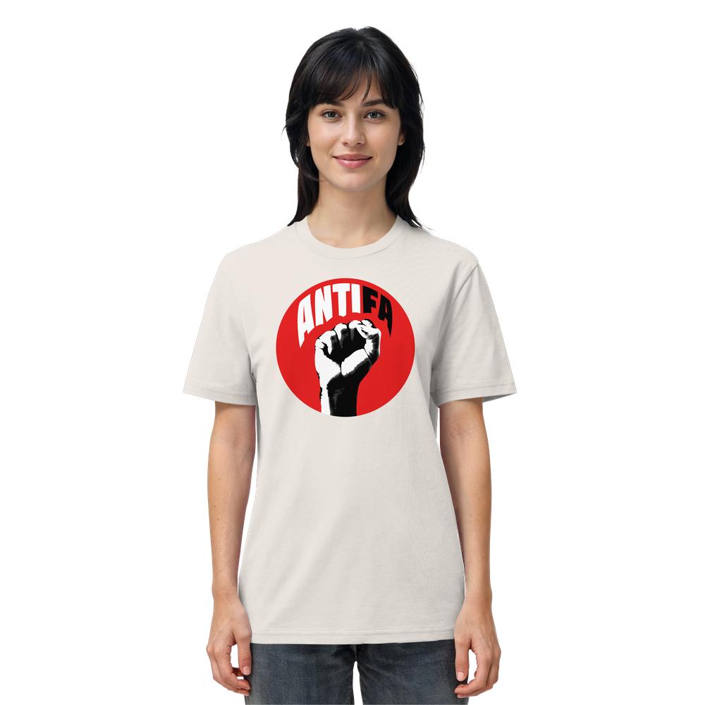 Frau trägt ein T-Shirt mit ANTIFA-Schriftzug und Faust-Logo. Vegan und Bio Unisex Shirt: Antifa - Kampf gegen Rechts, aus 100% Bio-Baumwolle von RUDE REBEL.
