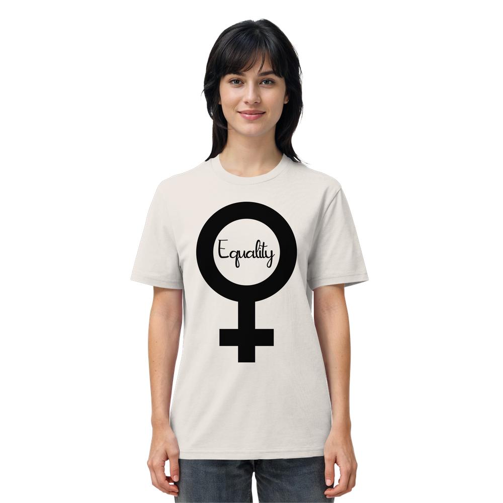 Junge Frau trägt das Vegan und Bio Unisex Shirt: Feminismus - Der Kampf um Gleichberechtigung mit Venus-Symbol und Equality-Schriftzug, aus 100% Biobaumwolle.