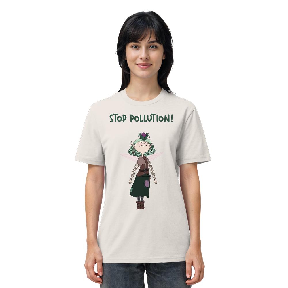 Frau trägt ein Vegan und Bio Unisex Shirt: STOP POLLUTION! - Krawall Fee mit grünem Slogan und elfem Charakter mit grünen Haaren und Flügeln, für Umweltbewusstsein.